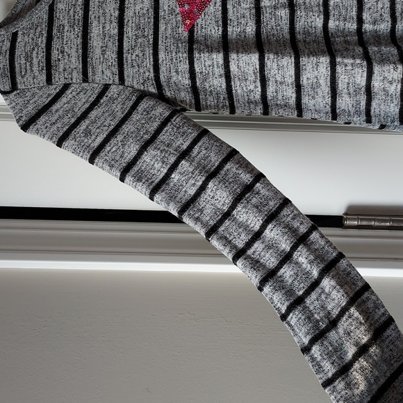 Arizona long sleeve high/low medium (10-12) grey black w/pink star - Picture 2 of 7